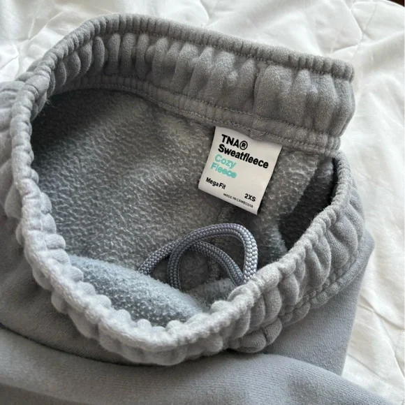 Aritzia cozy fleece set in a grey shade - Picture 7 of 7